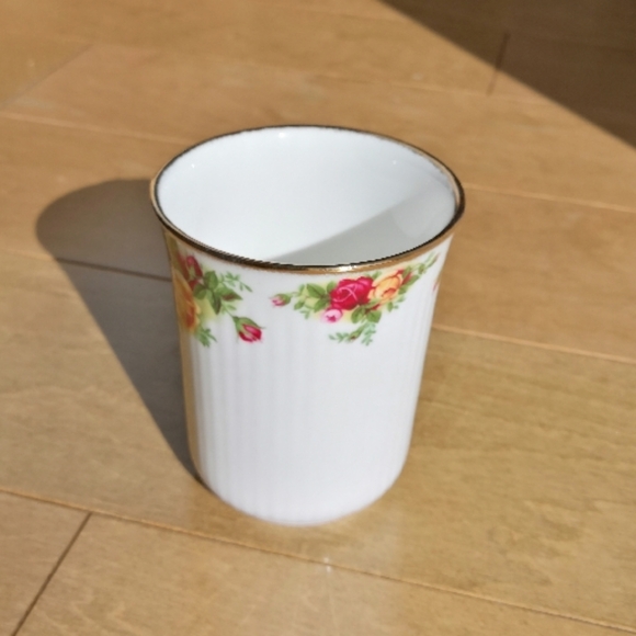 Royal Albert Rose Mug - Picture 4 of 6